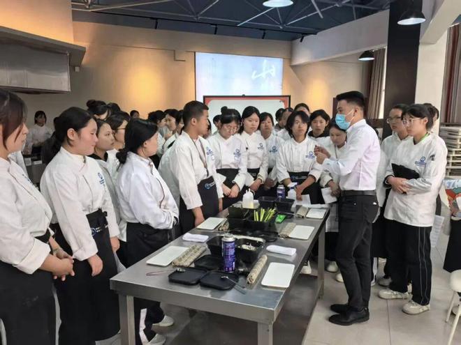 天津市禾之鮮餐飲管理有限公司到訪市職教中心，共探婚慶禮儀服務(wù)產(chǎn)教融合新路徑